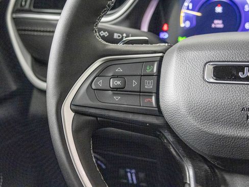 New 2025 Jeep Grand Cherokee Altitude image 30