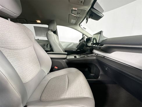 Used 2025 Toyota Sienna LE image 26