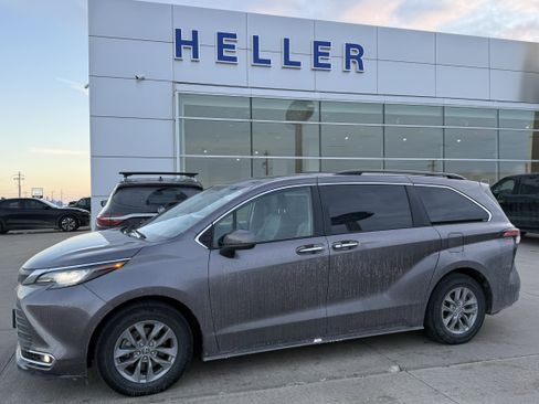 Used 2022 Toyota Sienna XLE image 3