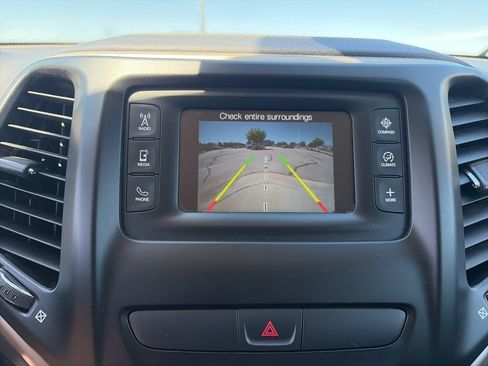 Used 2017 Jeep Cherokee Latitude w/ Cold Weather Group AWD/4WD image 10