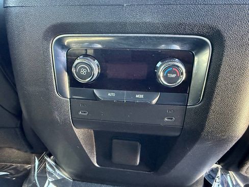 Used 2025 Chevrolet Suburban Z71 AWD/4WD image 23