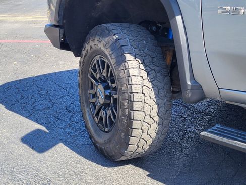 Used 2025 Chevrolet Silverado 2500 ZR2 w/ Technology Package image 33