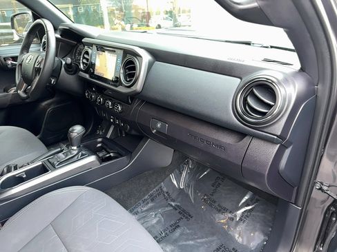 Used 2018 Toyota Tacoma TRD Sport AWD/4WD image 20