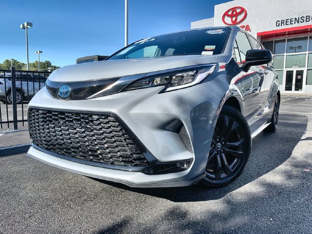 Certified 2024 Toyota Sienna XSE FWD image 4