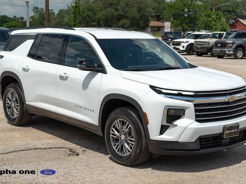 Used 2025 Chevrolet Traverse LT AWD/4WD image 3