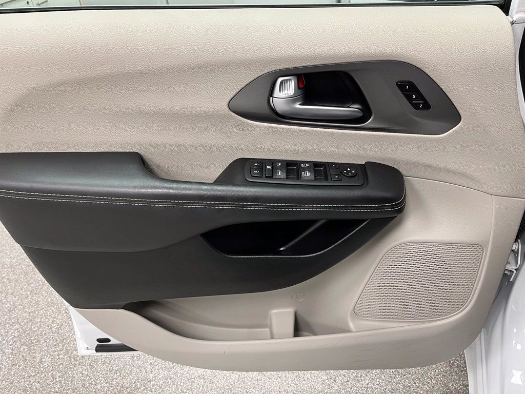 Used 2024 Chrysler Pacifica Touring-L FWD image 23