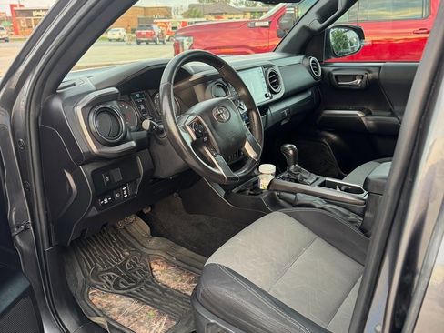 Used 2021 Toyota Tacoma TRD Off-Road image 8