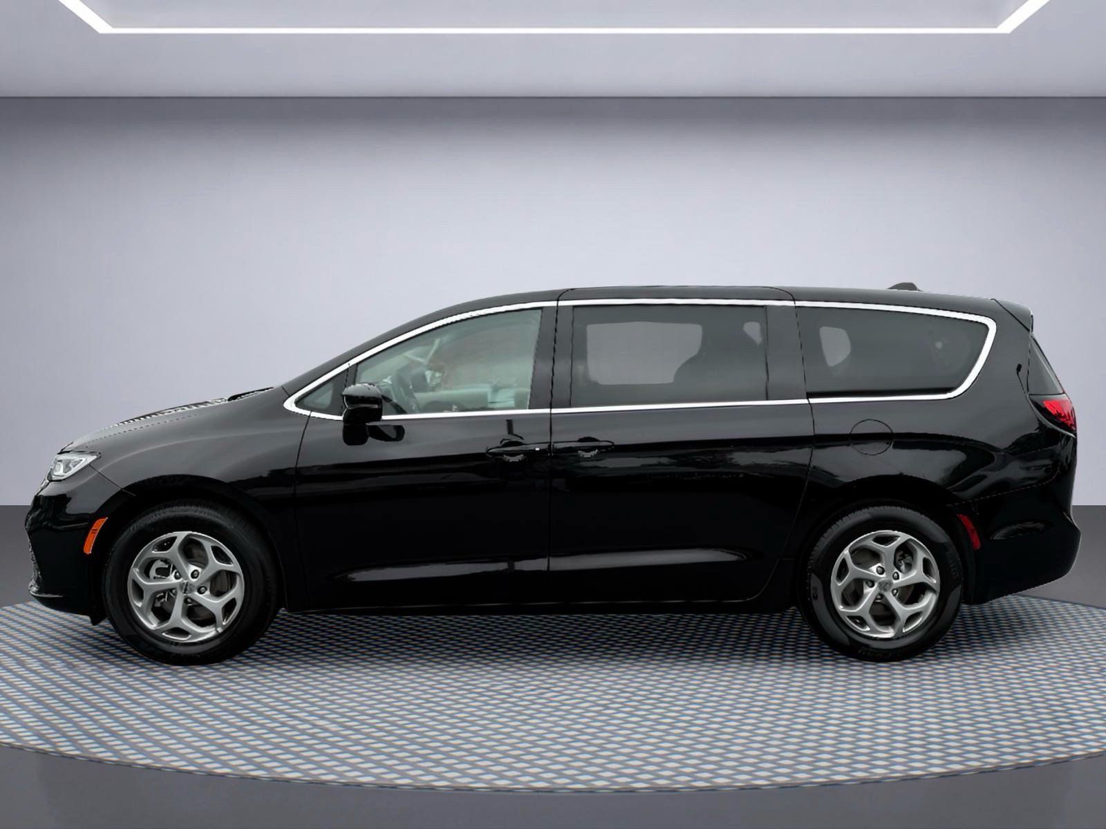 Used 2024 Chrysler Pacifica Limited FWD image 3