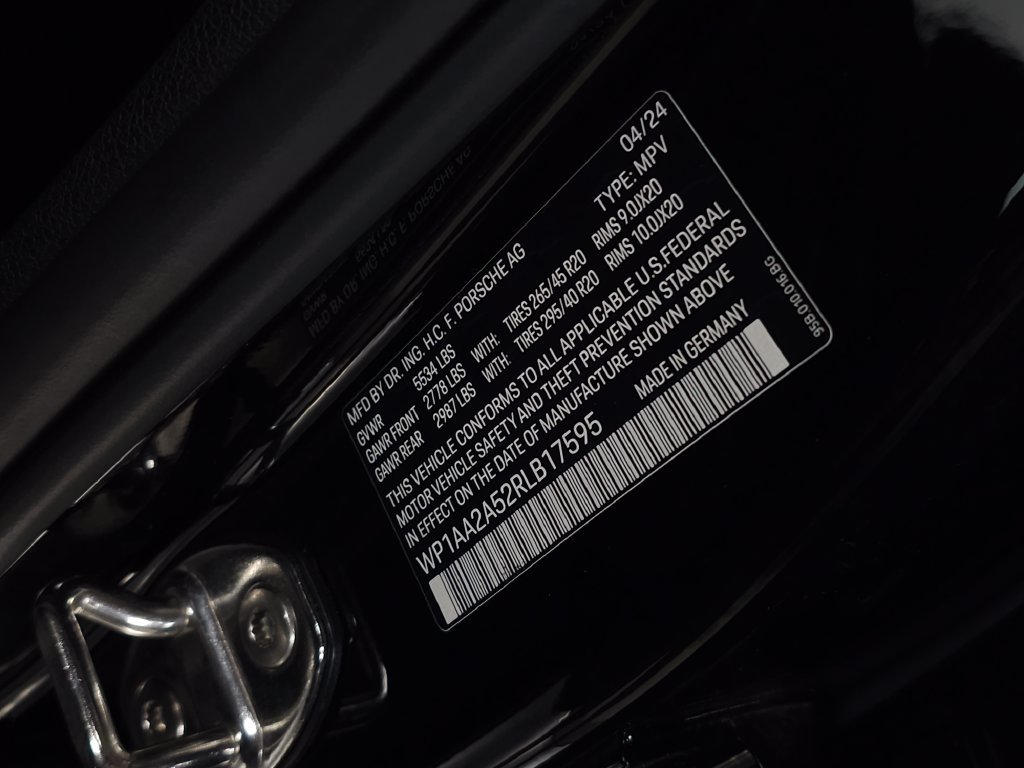Used 2024 Porsche Macan AWD/4WD image 35