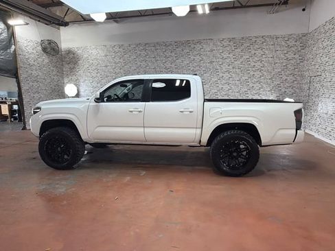 Used 2017 Toyota Tacoma SR RWD image 4