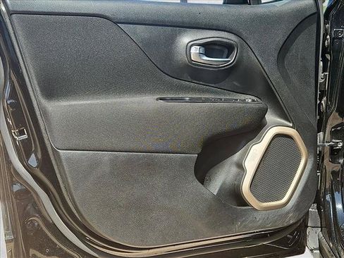 Used 2017 Jeep Renegade Latitude FWD image 10