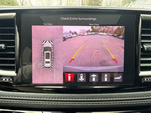 Used 2023 Chrysler Pacifica Touring-L image 25