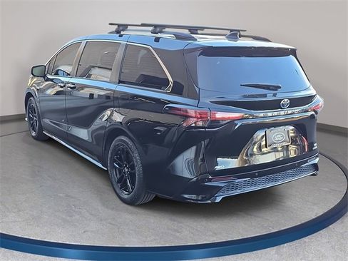 Used 2022 Toyota Sienna XSE image 8