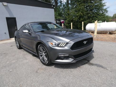Used 2016 Ford Mustang Coupe RWD image 3