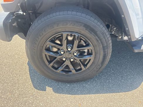 Used 2022 Jeep Gladiator Sport AWD/4WD image 10