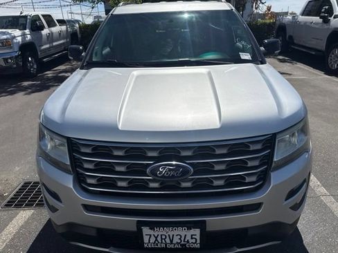 Used 2017 Ford Explorer XLT FWD image 3