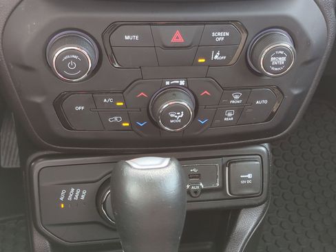 Used 2023 Jeep Renegade Latitude image 22