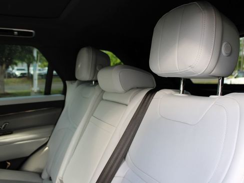 Used 2024 Land Rover Range Rover Sport SE AWD/4WD image 12