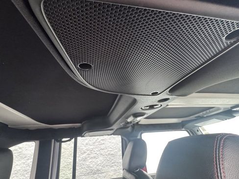 Used 2017 Jeep Wrangler Unlimited Rubicon image 12