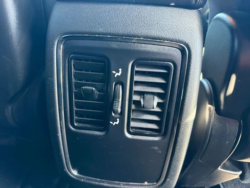 Used 2021 Jeep Grand Cherokee Laredo RWD image 19