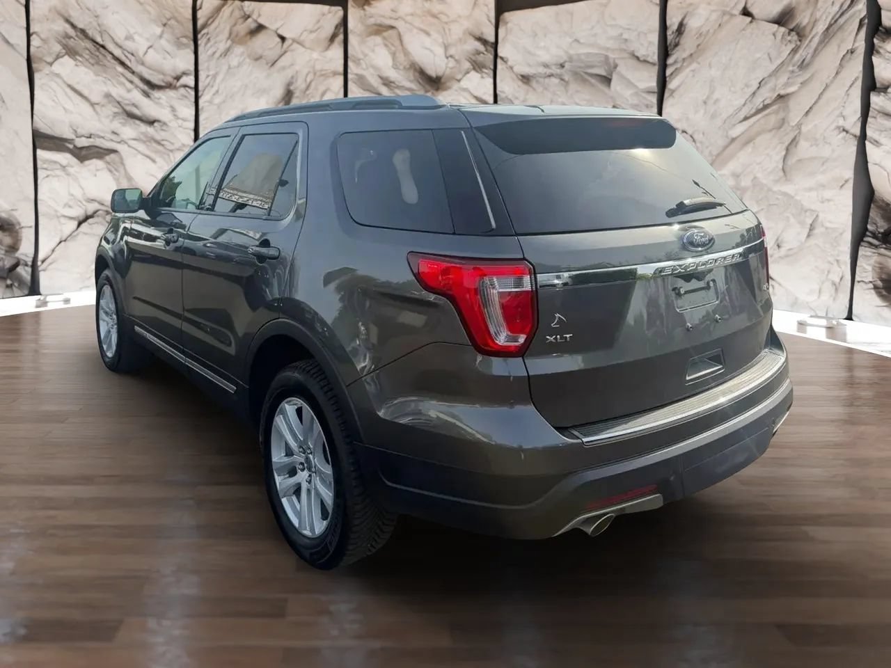 Used 2018 Ford Explorer XLT w/ Equipment Group 202A AWD/4WD image 5