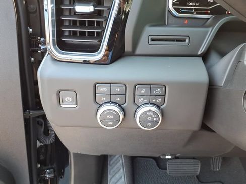 Used 2025 GMC Sierra 1500 Denali AWD/4WD image 8