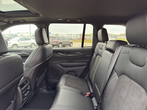 New 2025 Jeep Grand Cherokee Altitude image 32