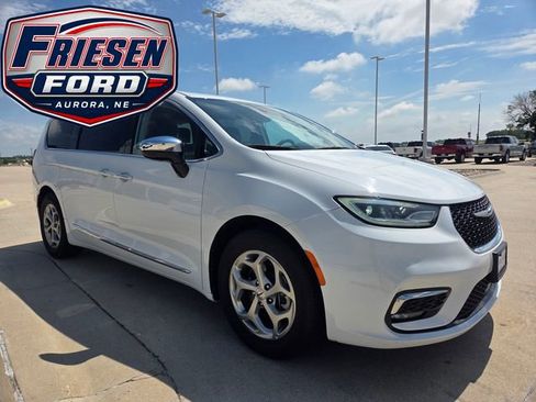 Used 2023 Chrysler Pacifica Limited FWD image 3