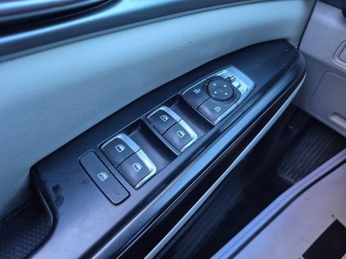 Used 2023 Kia Carnival LX image 26