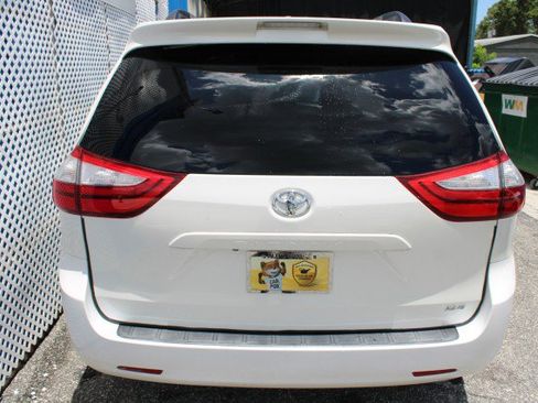 Used 2015 Toyota Sienna XLE FWD image 3