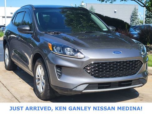 Used 2022 Ford Escape SE w/ Cold Weather Package AWD/4WD image 1