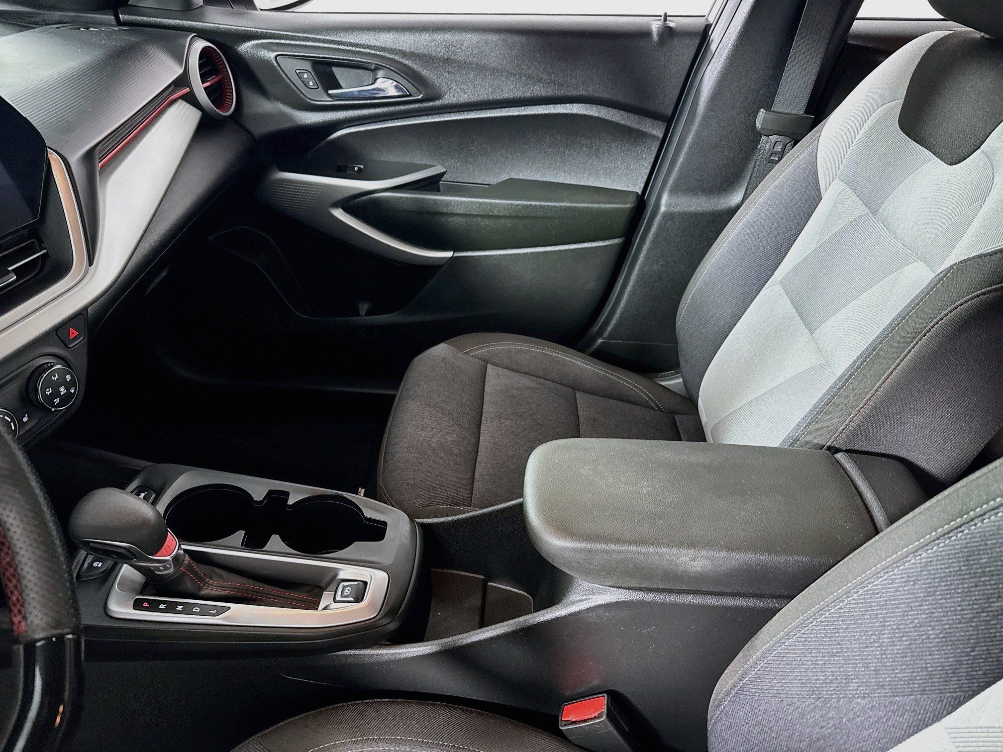 Used 2024 Chevrolet Trax RS FWD image 24
