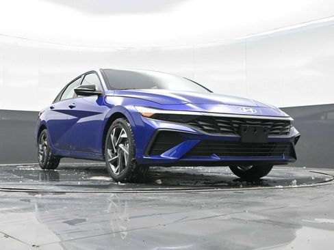 Certified 2025 Hyundai Elantra Sport image 21