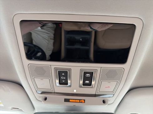 Used 2025 Land Rover Defender 110 X-Dynamic SE image 41