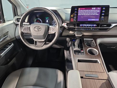 Used 2023 Toyota Sienna XLE FWD image 9