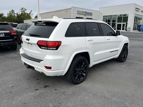 Used 2022 Jeep Grand Cherokee Laredo X AWD/4WD image 3