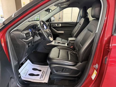 Used 2023 Ford Explorer XLT w/ Equipment Group 202A AWD/4WD image 13