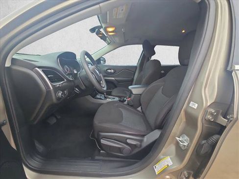 Used 2019 Jeep Cherokee Latitude w/ Popular Appearance Group image 14