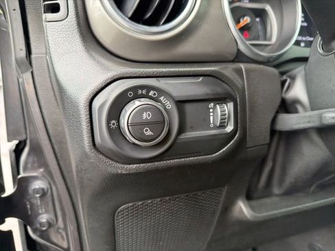 Used 2023 Jeep Gladiator Overland AWD/4WD image 13