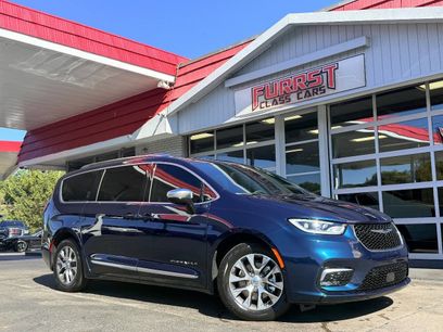 Used 2025 Chrysler Pacifica Pinnacle