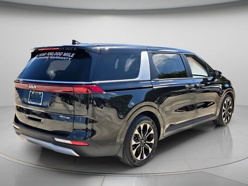 Used 2023 Kia Carnival EX image 6