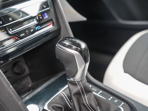 Certified 2025 Volkswagen Taos SE image 22