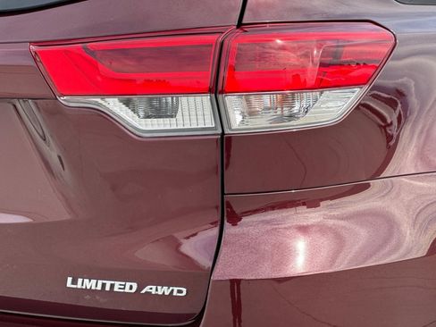 Used 2018 Toyota Highlander Limited w/ Carpet Mat Package (TMS) image 11