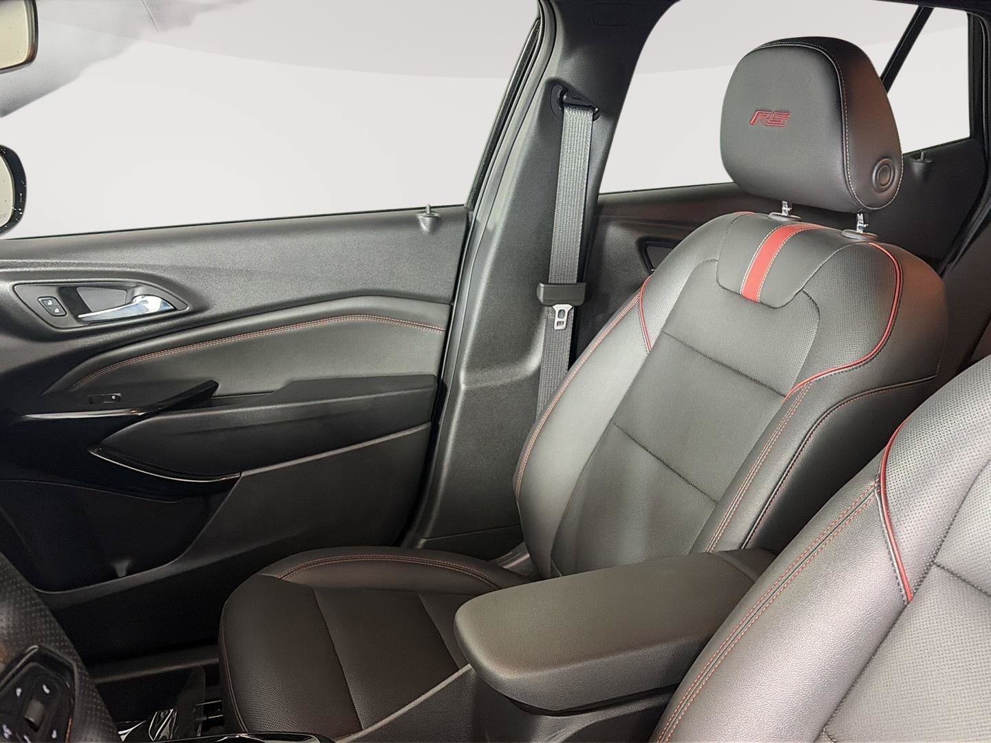 Used 2025 Chevrolet Trax RS FWD image 16