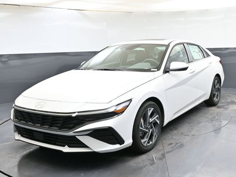 Certified 2025 Hyundai Elantra SEL image 1