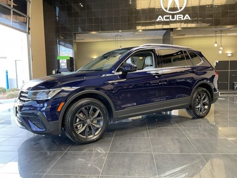 Used 2023 Volkswagen Tiguan SE w/ Panoramic Sunroof Package image 3