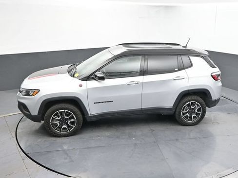 Used 2025 Jeep Compass Trailhawk AWD/4WD image 39
