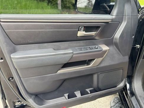 Used 2022 Toyota Tundra SR5 w/ SR5 Convenience Package AWD/4WD image 9