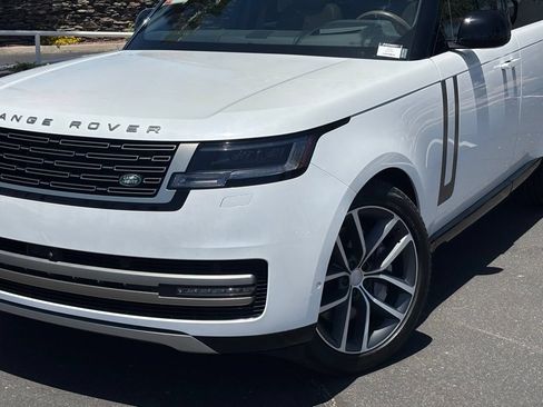 Used 2025 Land Rover Range Rover SE AWD/4WD image 2