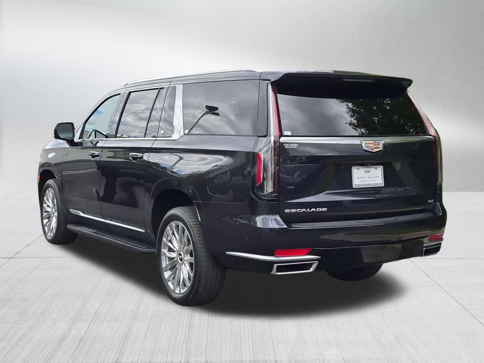 Certified 2022 Cadillac Escalade ESV Premium Luxury AWD/4WD image 4